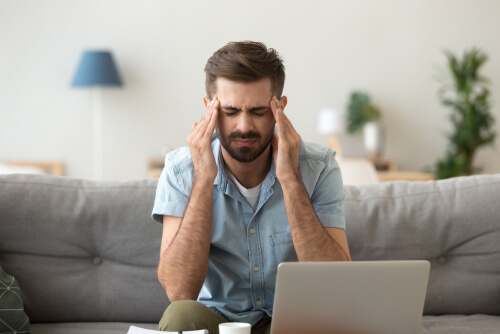 אדם סובל ממיגרנה